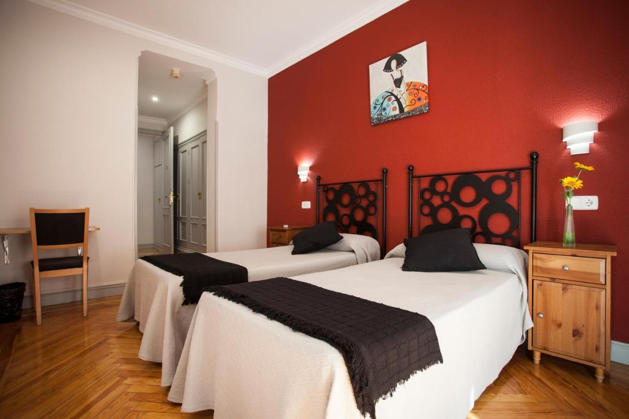 Hostal Aresol Madrid Exterior photo